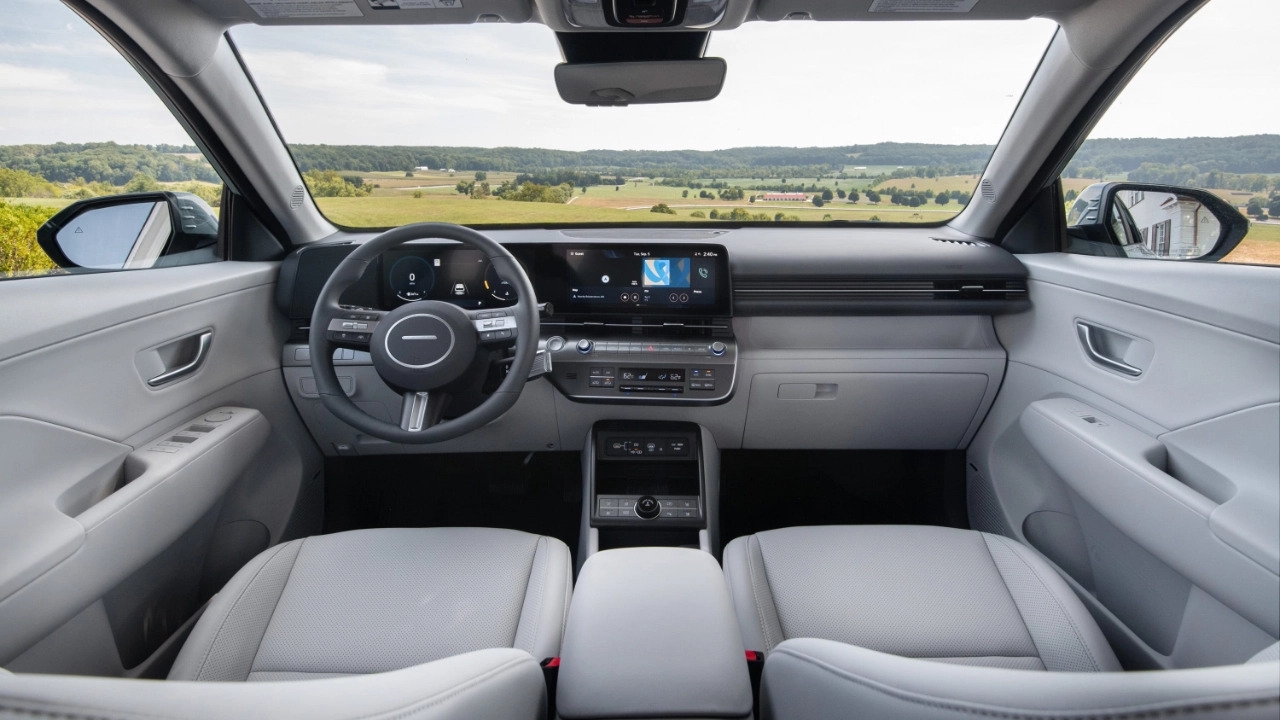 vue de l'habitacle et du tableau de bord d'un Hyundai Kona 2026