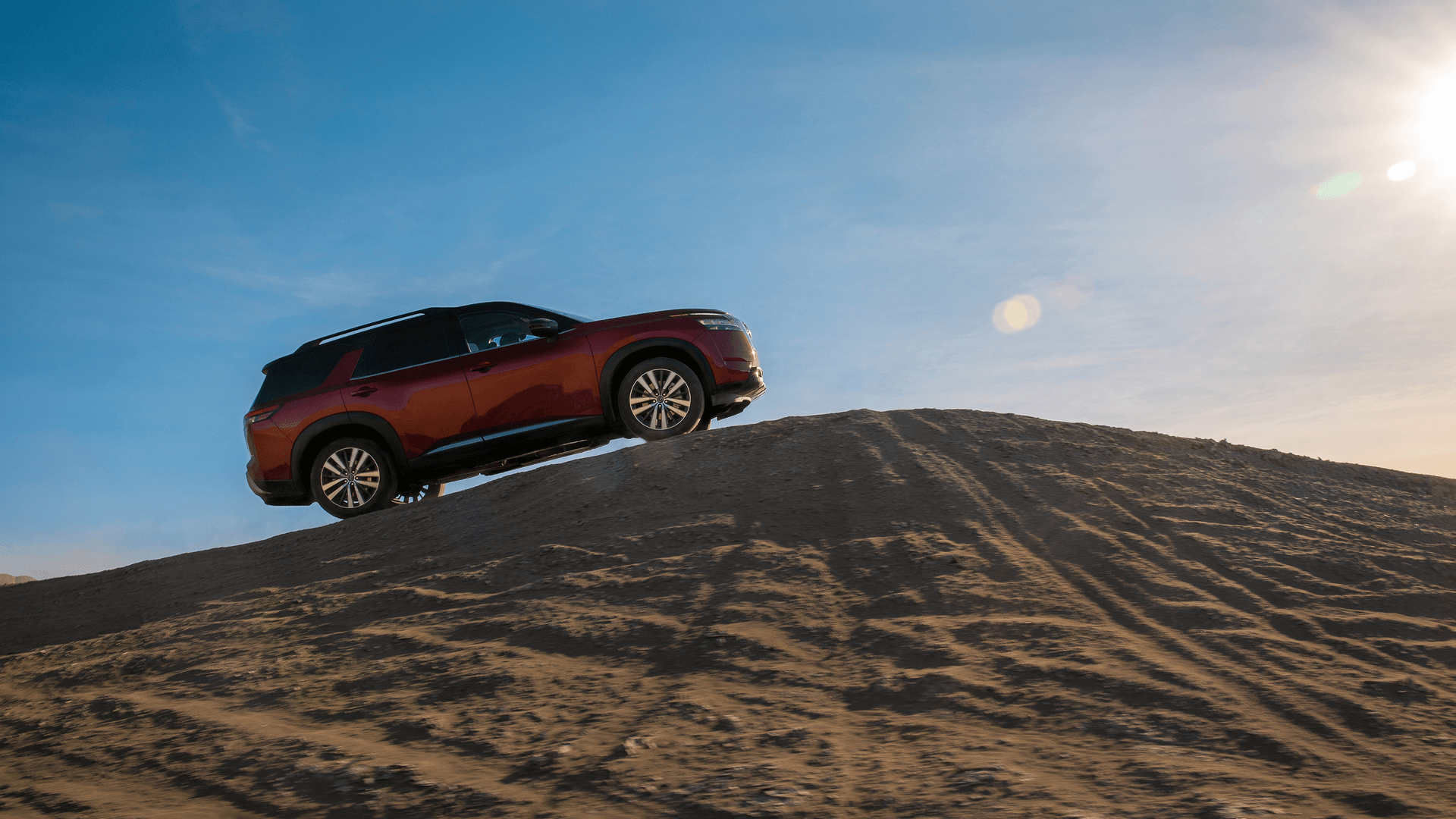  Nissan Pathfinder 2025 montant une montagne de sable