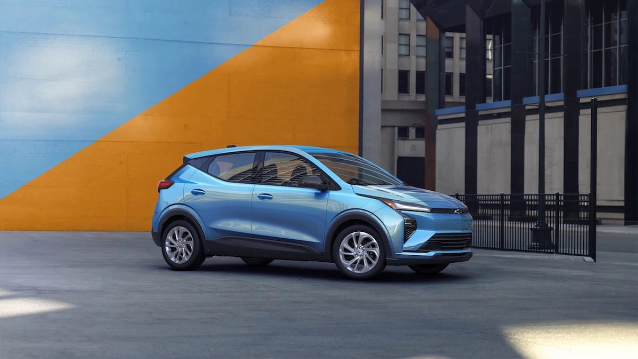 vue latérale avant d'un Chevrolet Bolt 2026