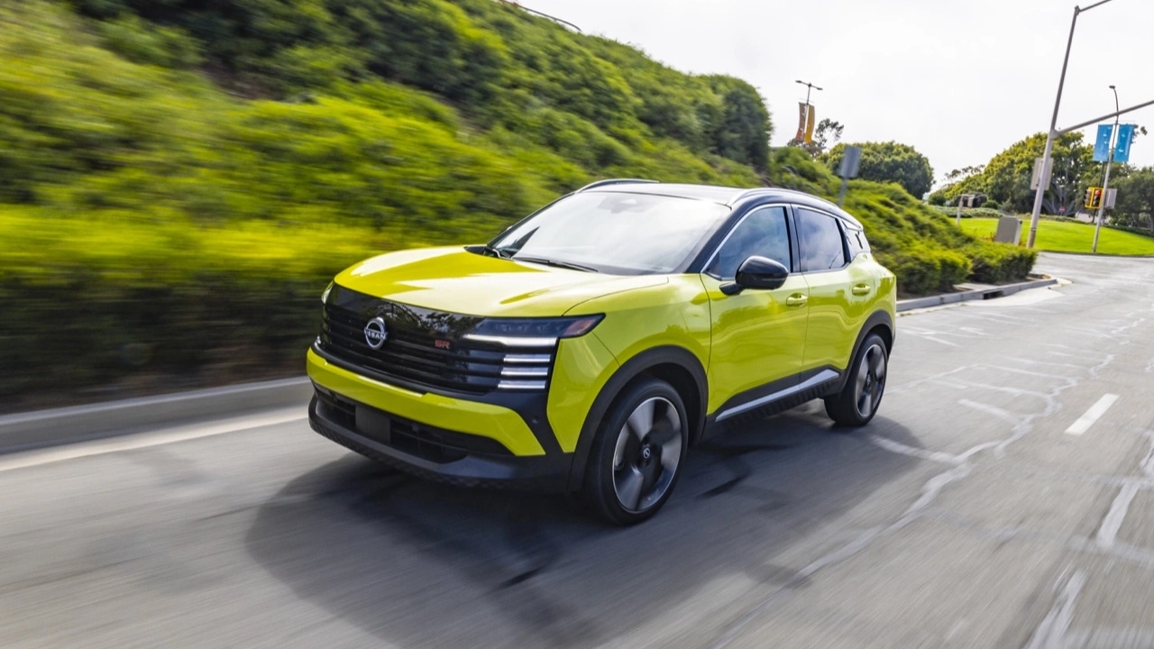 vue latérale avant d'un Nissan Kicks 2026