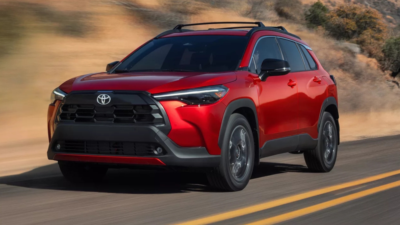 vue latérale avant d'un Toyota Corolla Cross 2026