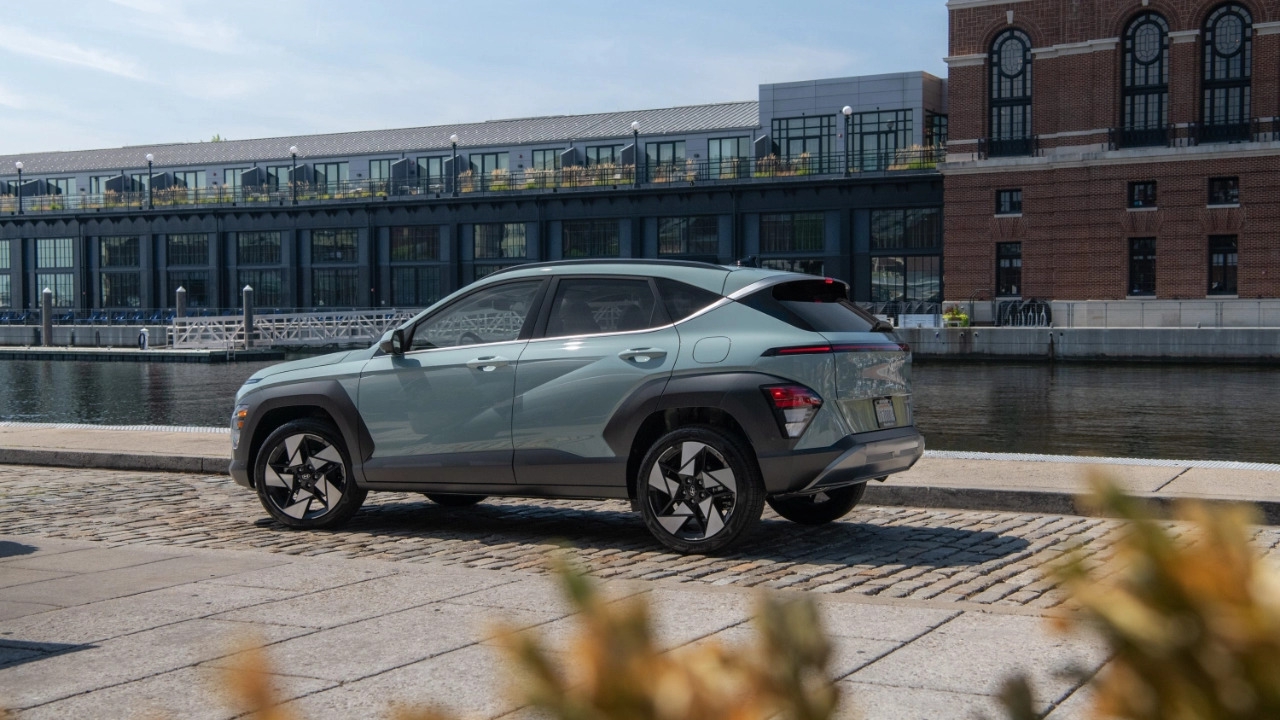 vue latérale avant d'un Hyundai Kona 2026