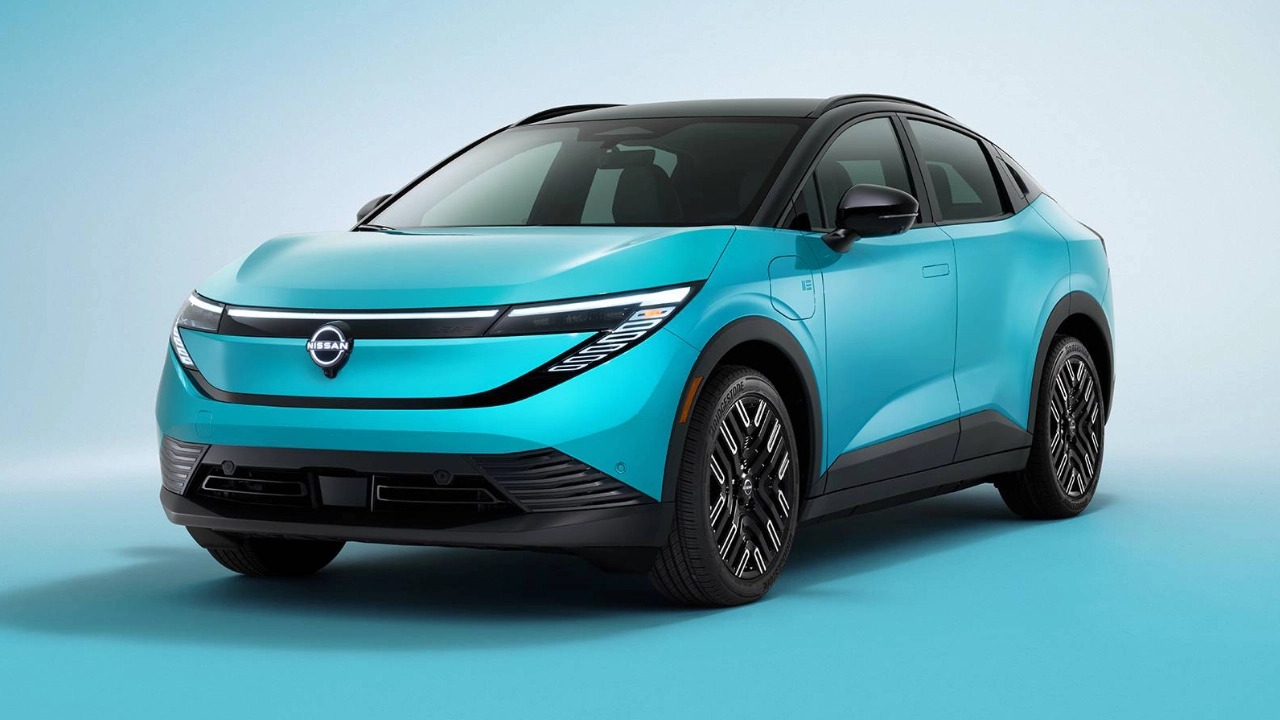 vue latérale avant d'un Nissan Leaf 2026