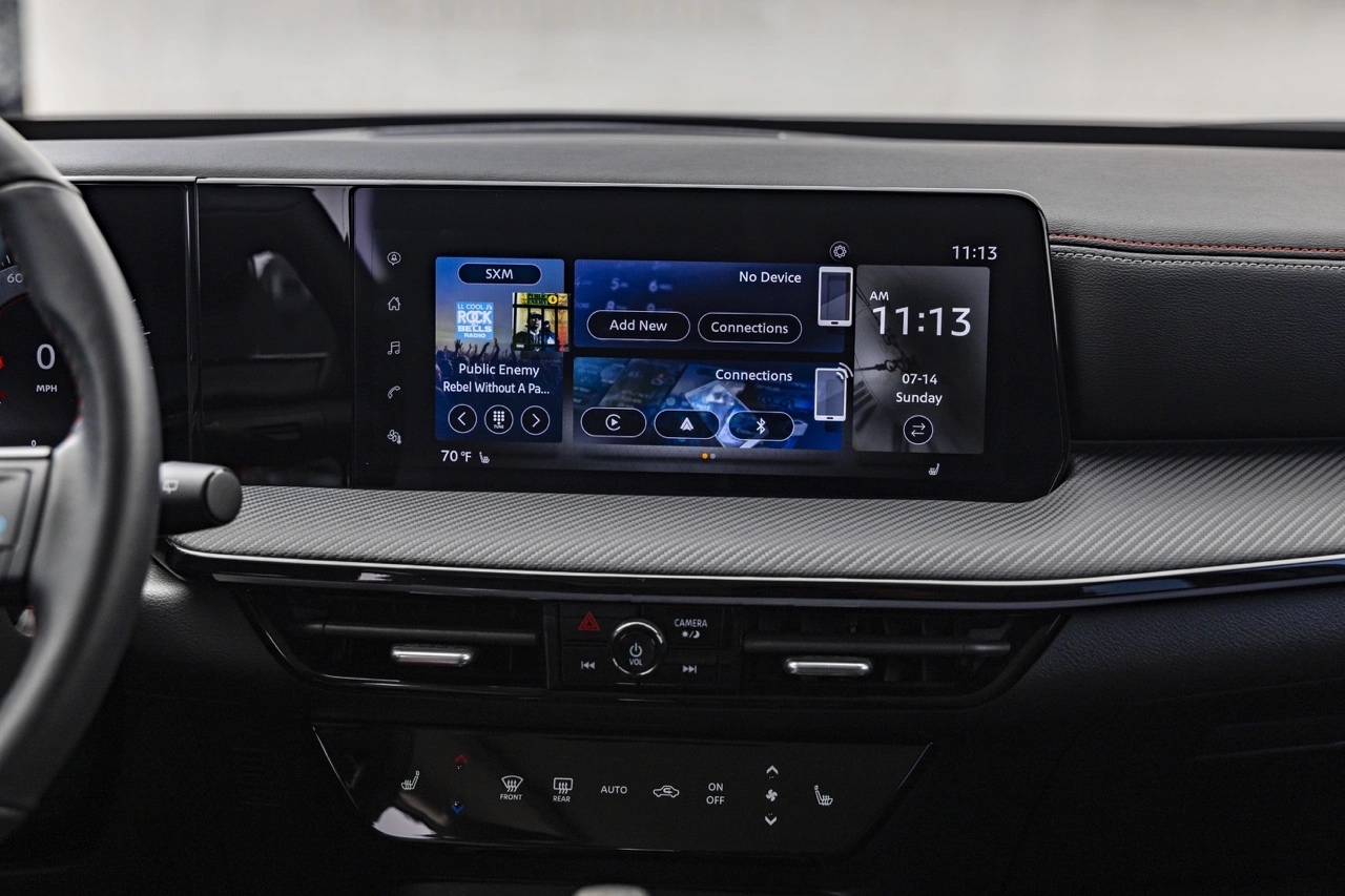 Vue rapprochée de l’écran central du Nissan Kicks 2026 affichant le système multimédia et les commandes tactiles modernes.