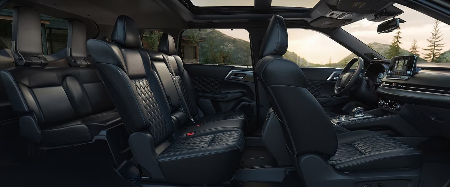 Intérieur arrière Nissan Rogue, femme met des sacs