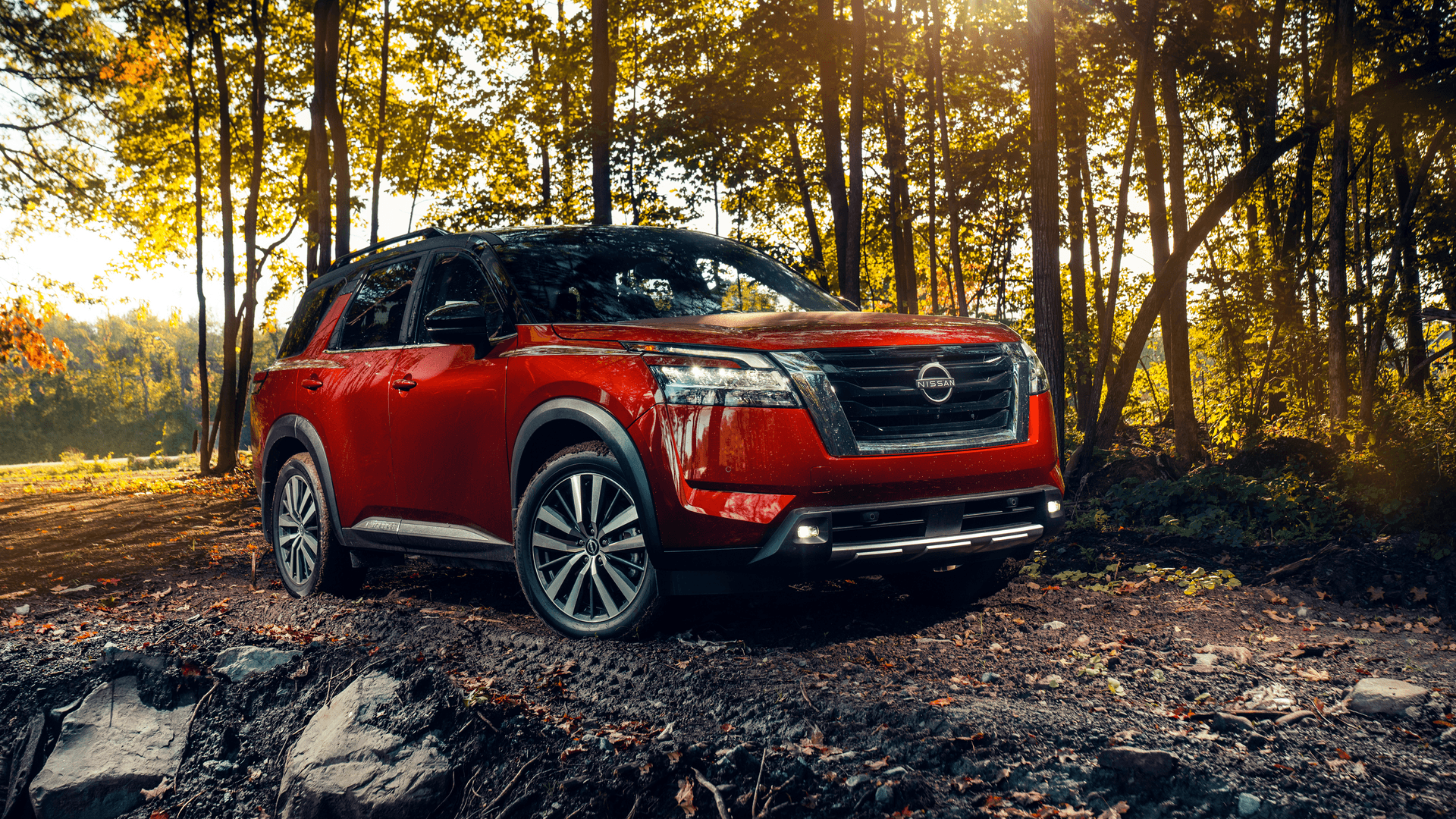 Nissan Pathfinder 2025 sur sable dans le désert