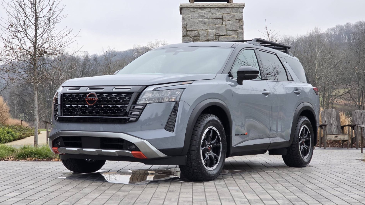 vue latérale avant d'un Nissan Pathfinder 2026