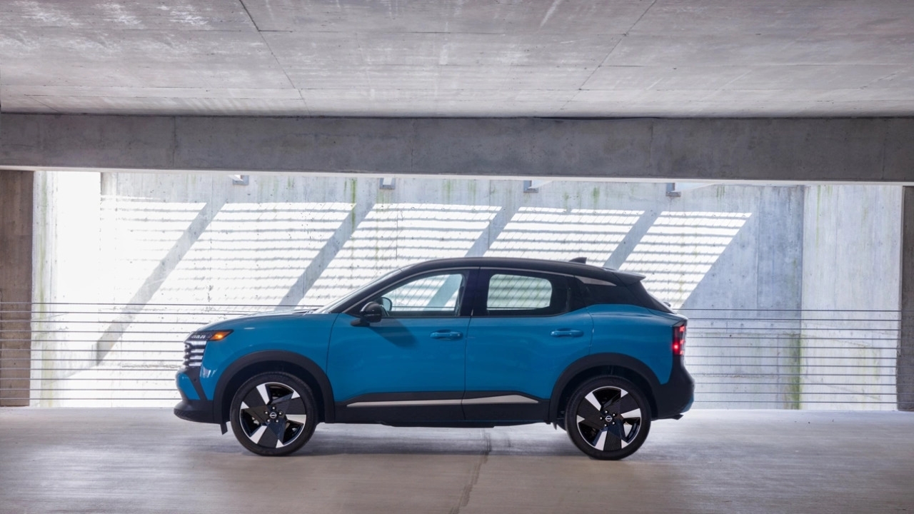 vue latérale avant d'un Nissan Kicks 2026