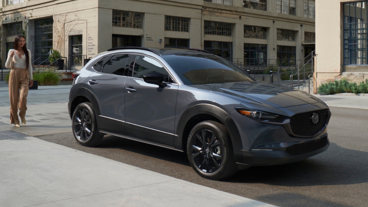 vue latérale avant d'un Mazda CX-30 2026