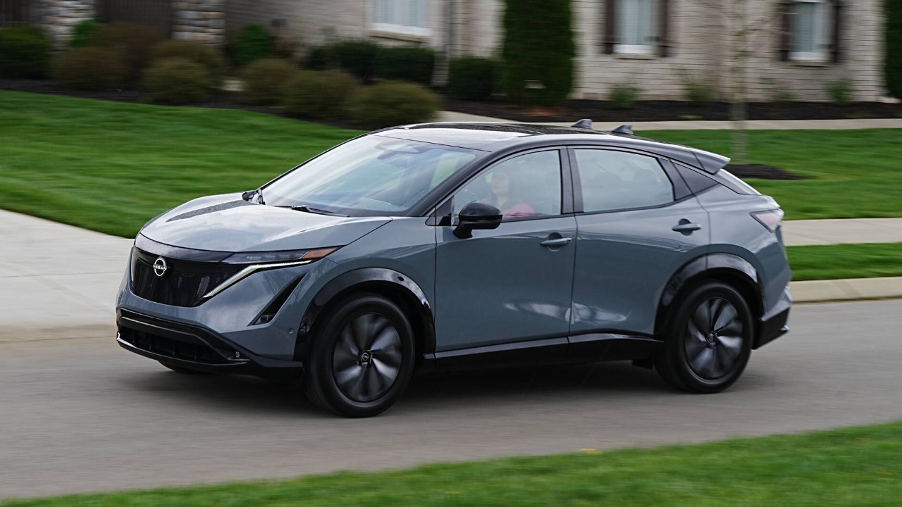 vue latérale avant d'un Nissan Ariya 2026