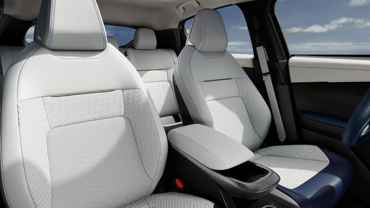 vue de l'habitacle d'un Nissan Leaf 2026