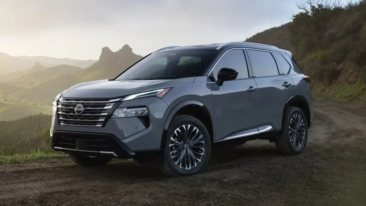 vue latérale avant d'un Nissan Rogue 2026