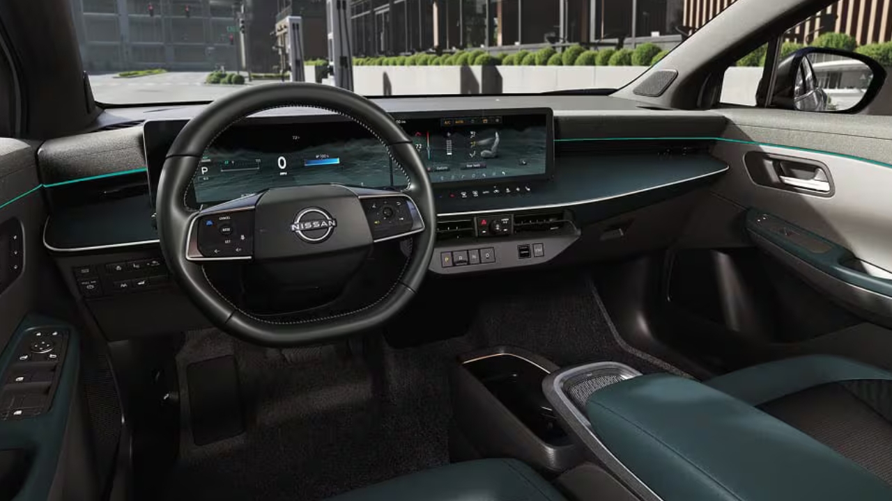 vue de l'habitacle et du tableau de bord d'un Nissan Leaf 2026
