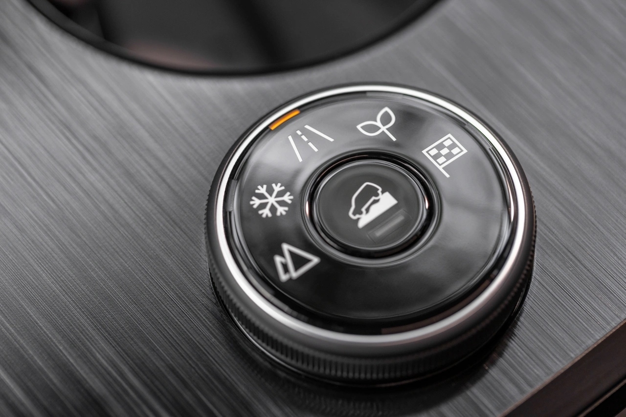 Sélecteur de modes de conduite du Nissan Rogue 2026 incluant les réglages neige, éco et sport, conçu pour s’adapter à toutes les conditions de route.
