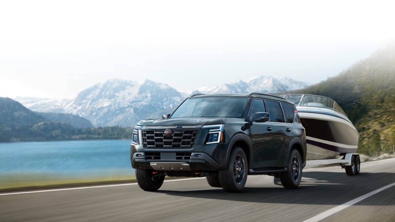 vue latérale avant d'un Nissan Armada 2026 remorquant un bateau