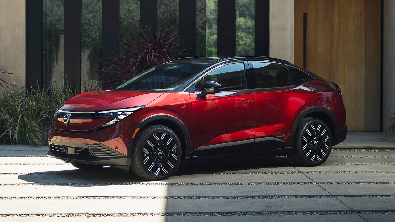 vue latérale avant d'un Nissan Leaf 2026