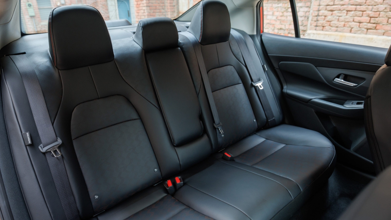 vue de l'habitacle d'un Nissan Sentra 2026