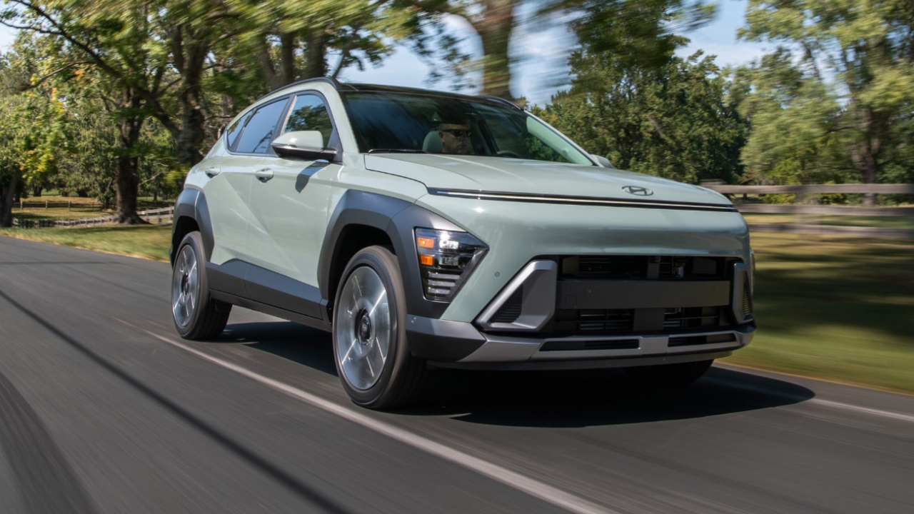 vue latérale avant d'un Hyundai Kona 2026