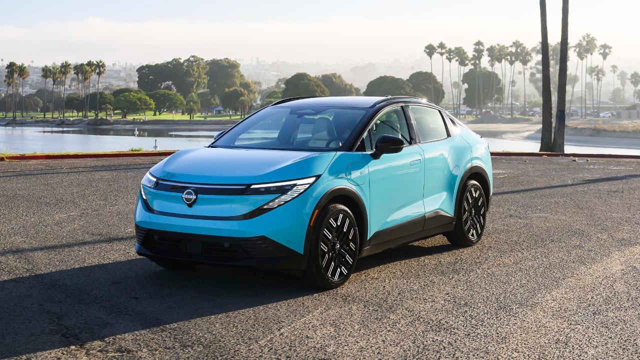 vue latérale avant d'un Nissan Leaf 2026