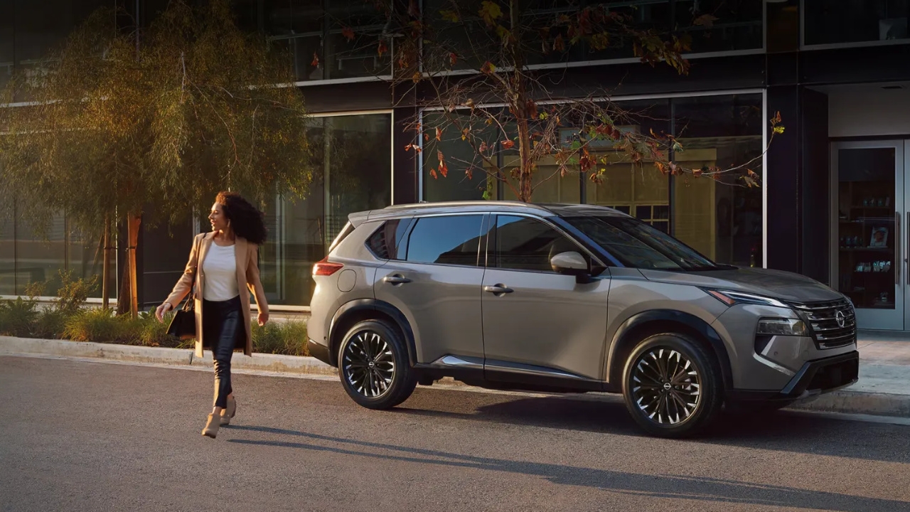 vue latérale avant d'un Nissan Rogue 2026